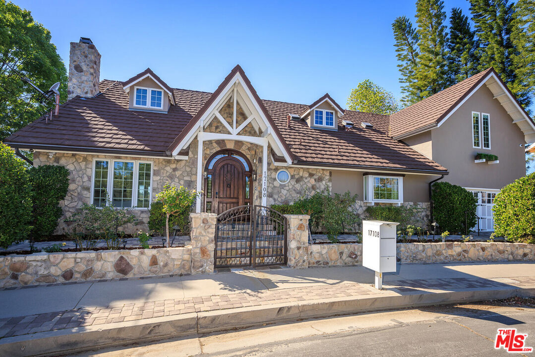 Property Photo:  17108 Oak View Dr  CA 91316 