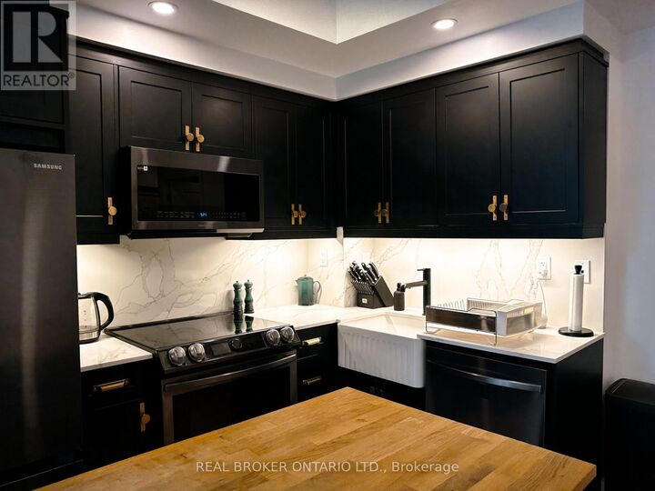 Property Photo:  15 Bruyeres Mews 903  ON M5V 0A7 