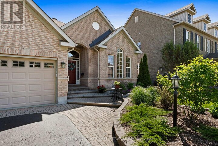 Photo de la propriété:  19 Fencerow Way  ON K2J 4X8 