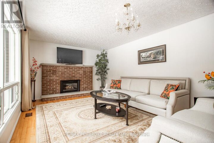Property Photo:  701 Smaglinski Stoppa Parkway  ON K0J 2N0 