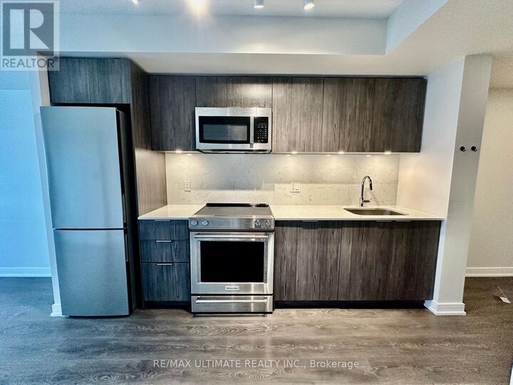 Property Photo:  30 Samuel Wood Way 1611  ON M9B 0C9 