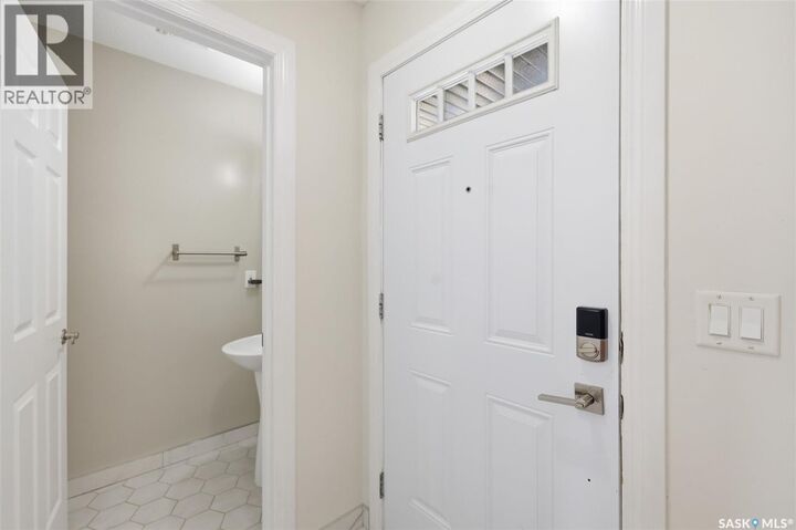 Property Photo:  422 Blakeney Crescent  SK S7L 7N5 