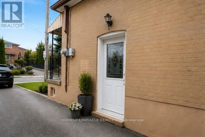 Property Photo:  50 Haverson Boulevard  ON M6M 3J6 