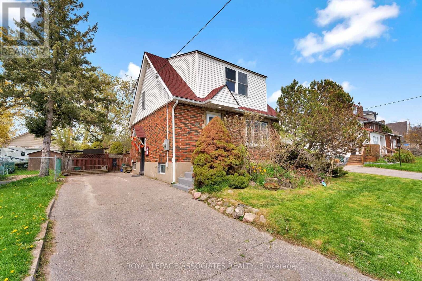 Property Photo:  42 Rossland Road West  ON L1G 2W1 