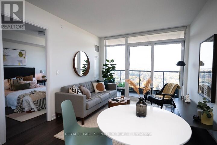Property Photo:  18 Erskine Avenue 702  ON M4P 0C9 