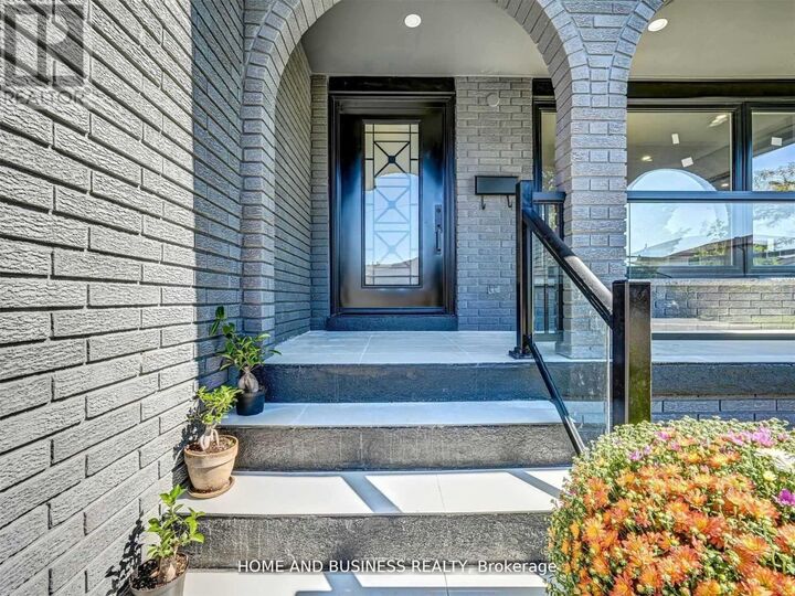 Property Photo:  470 Louis Drive Upper  ON L5B 2J6 