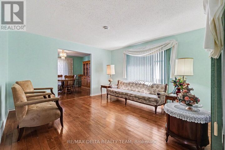 Property Photo:  27 Bramblegrove Crescent  ON K1T 3G1 