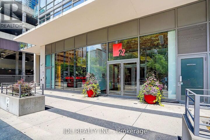 Property Photo:  22 Wellesley Street East 2105  ON M4Y 1G3 