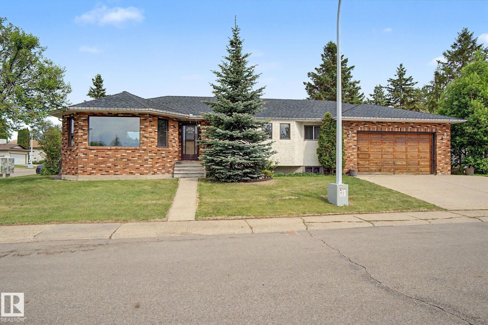 Property Photo:  2907 49 Street NW  AB T6L 6B7 