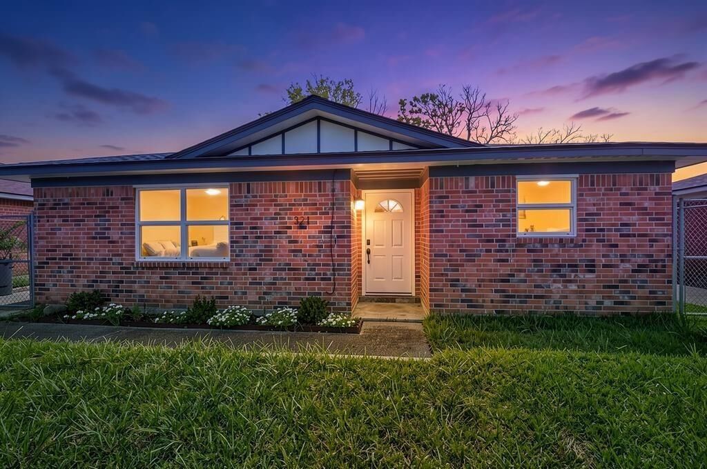 Property Photo:  321 S Brownell Street  TX 77571 