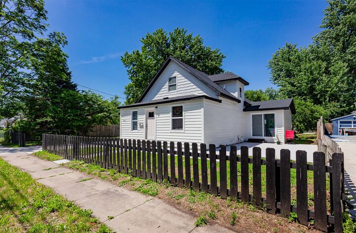 Property Photo:  2326 Des Moines Street  IA 50317 