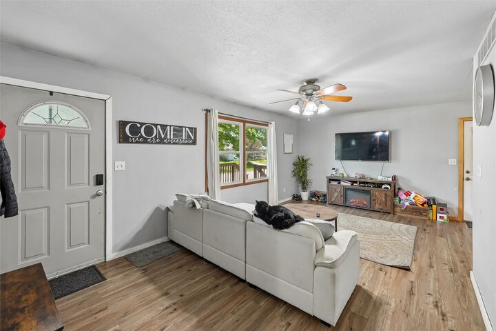Property Photo:  713 Pearl Street  IA 50046 
