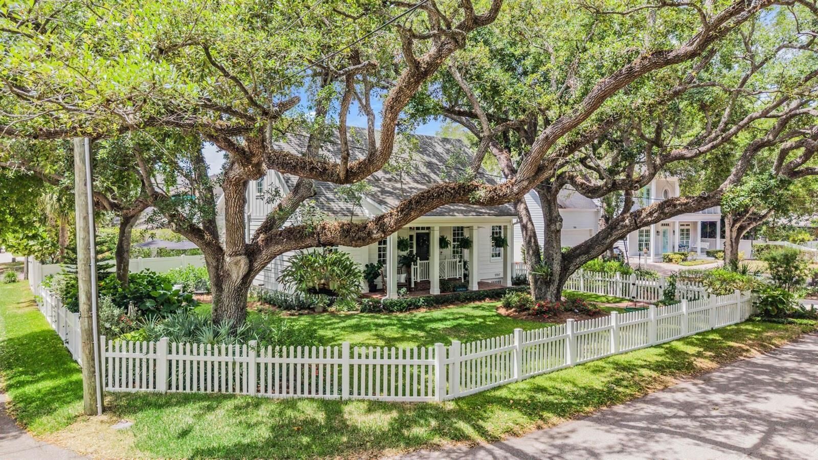 Property Photo: 1707 S Hesperides Street FL 33629