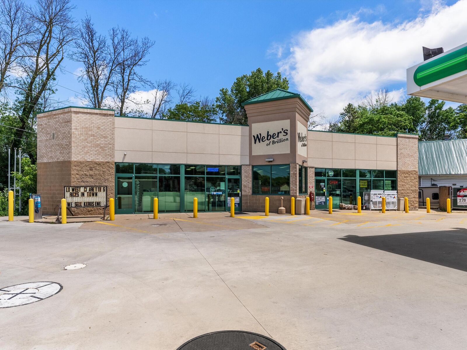 Property Photo: 600 N Main St WI 54110