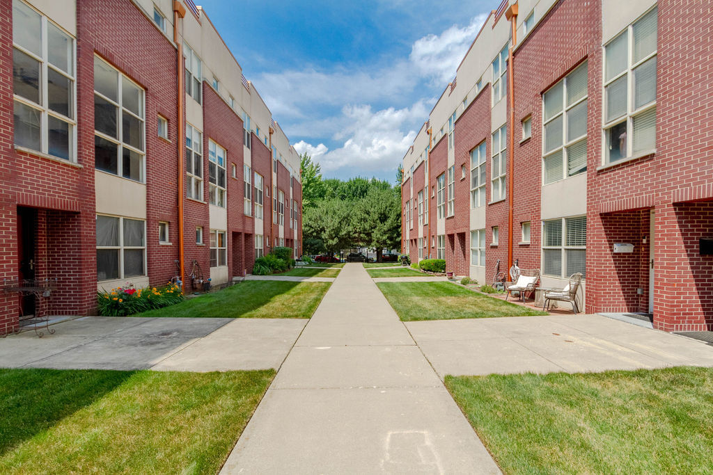 Property Photo:  6957 N Western Avenue F  IL 60645 