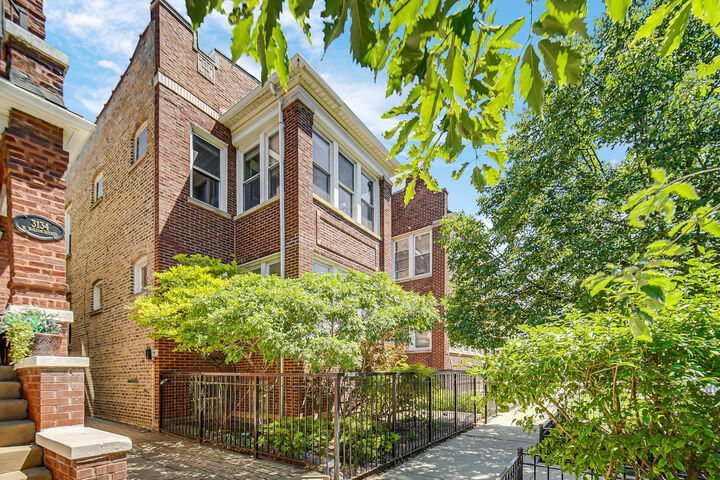 Property Photo:  3130 W Wilson Avenue  IL 60625 