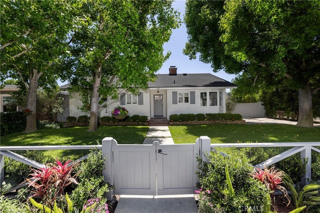 Property Photo:  415 Walnut  CA 92627 
