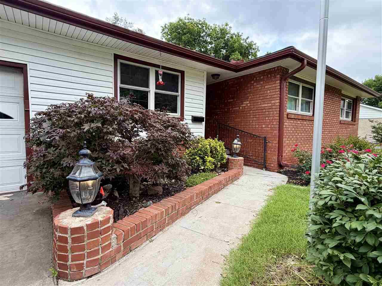 Property Photo:  1609 Monument Road  OK 74604 