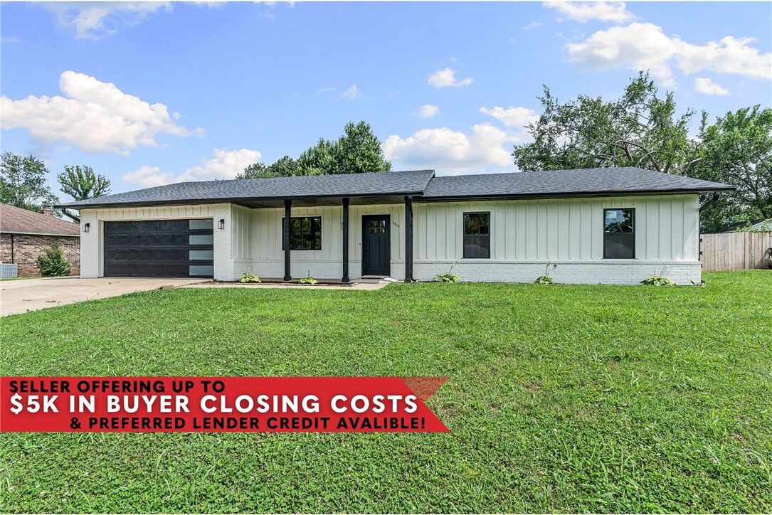 Property Photo:  2913 Parkwood Drive  AR 72756 