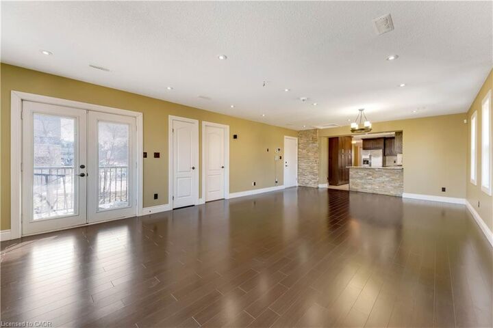 Property Photo:  561 Queen Street S Upper  ON N2G 1W9 
