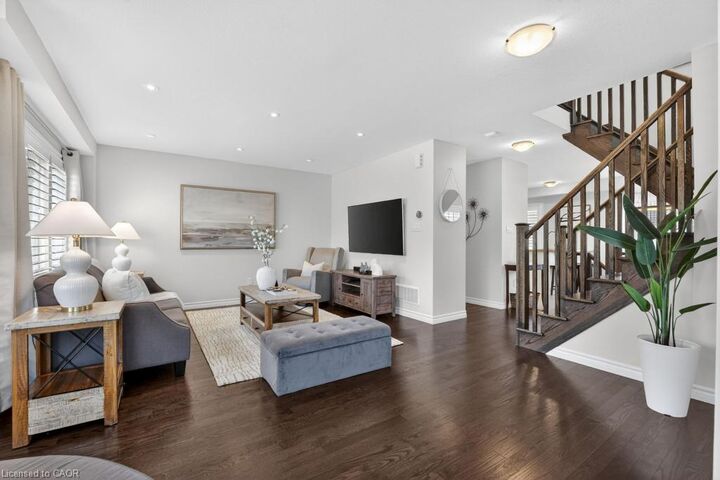 Property Photo:  2 Kenridge Terrace  ON L8J 0G4 