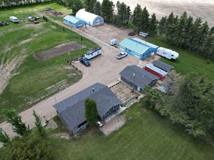 Photo de la propriété: 190080 140 Range Road AB T1R 1B3