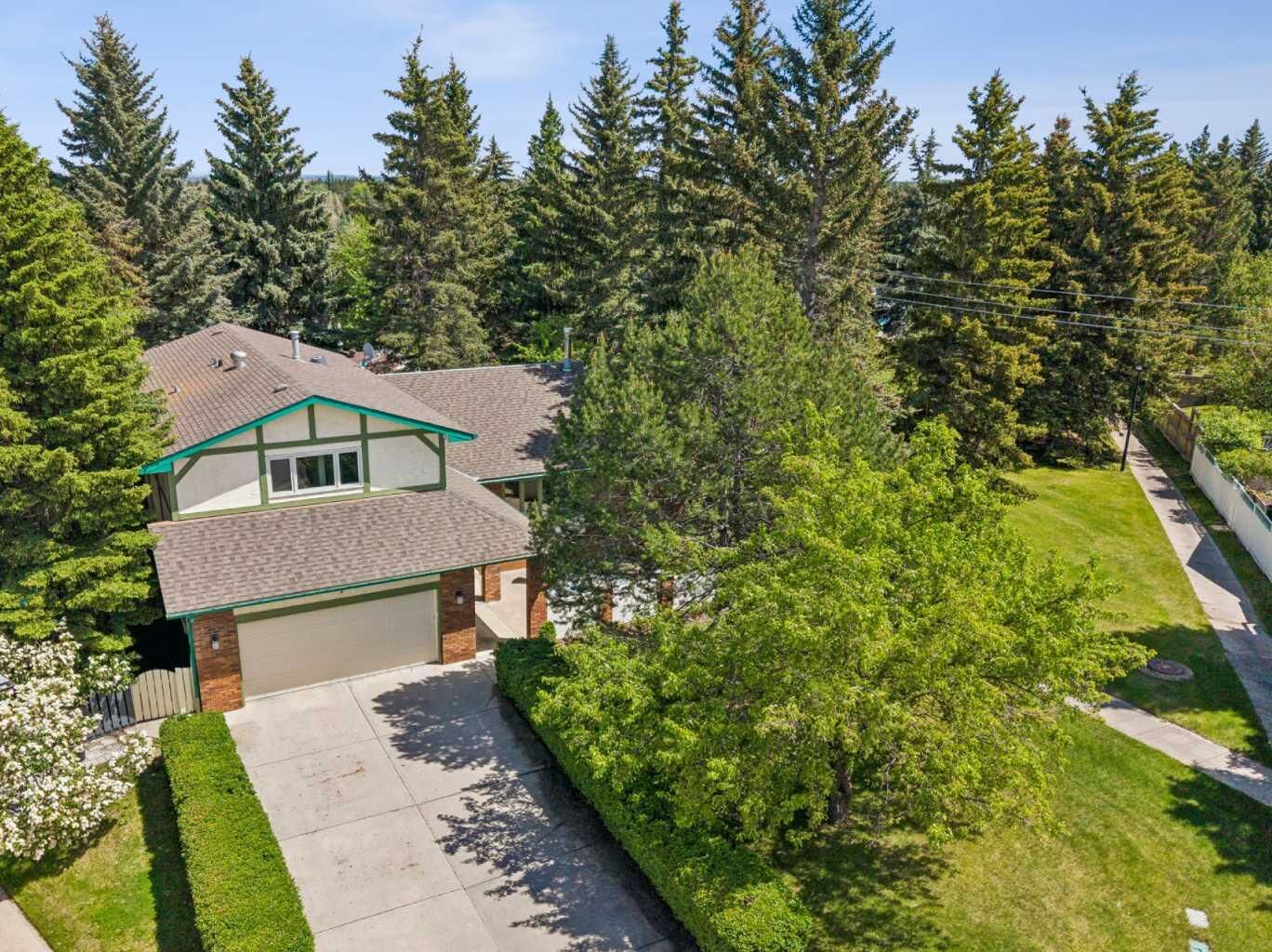 Property Photo:  7 Brookpark Bay SW  AB T2W 2R7 