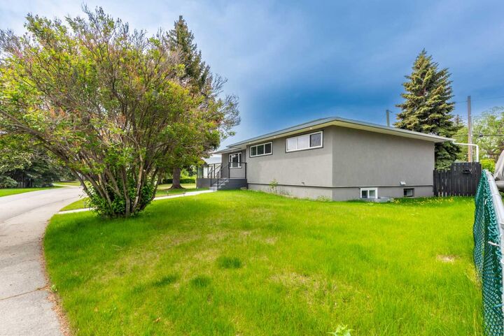 Property Photo:  45 Westover Drive SW  AB T3C 2S5 