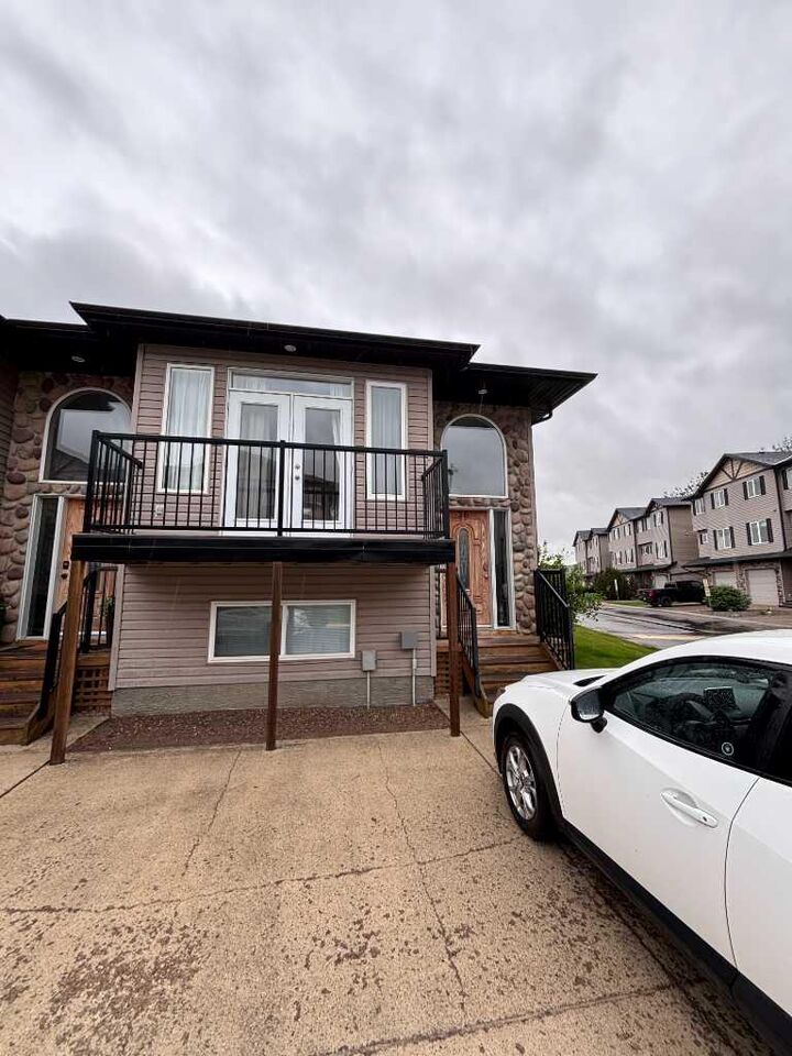 Property Photo:  762 Heritage Boulevard W 36  AB T1K 0W1 