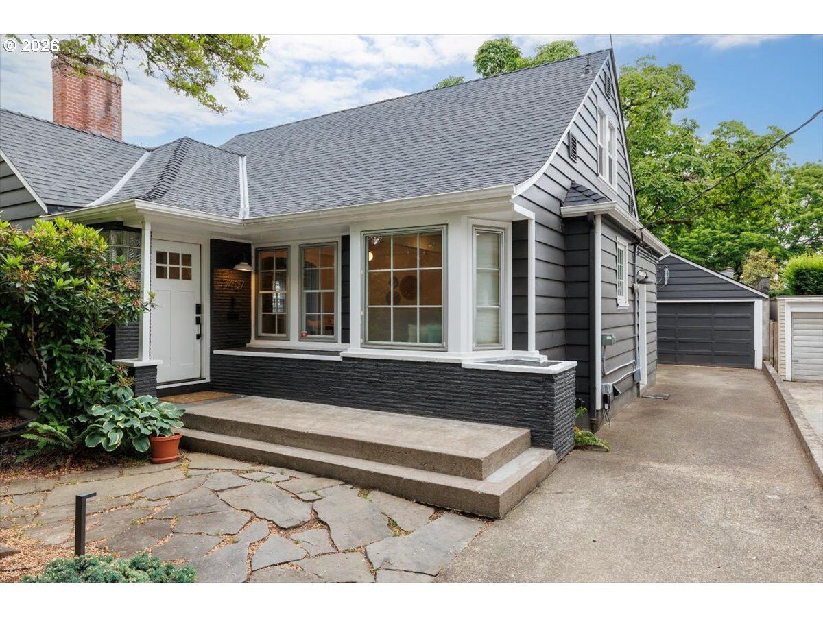 Property Photo: 7407 SE 30th Ave OR 97202