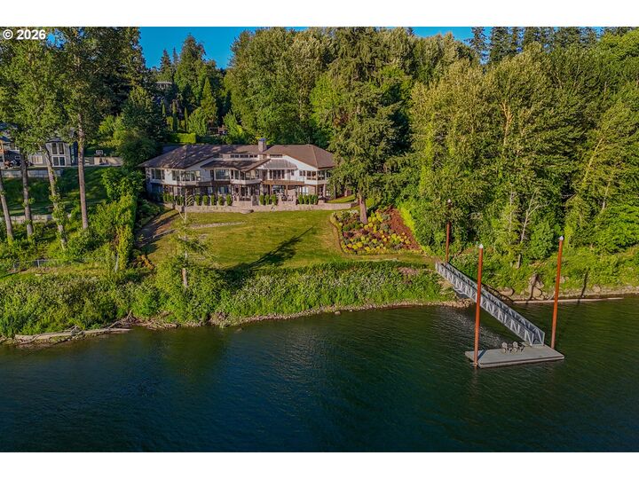 Property Photo:  3838 SE Hillside Dr  OR 97267 