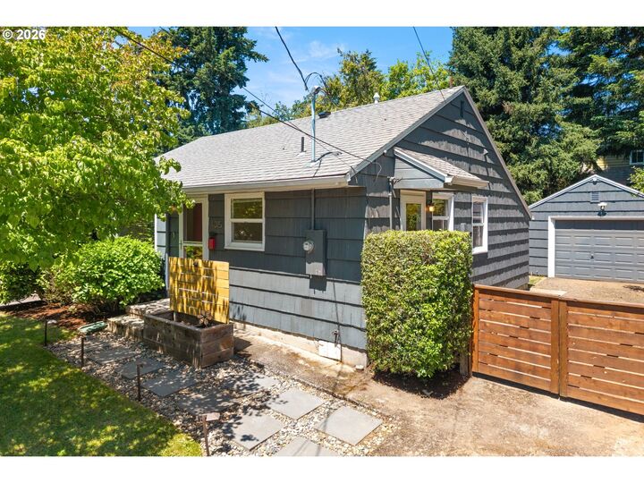 Property Photo: 4015 SE Lexington St OR 97202