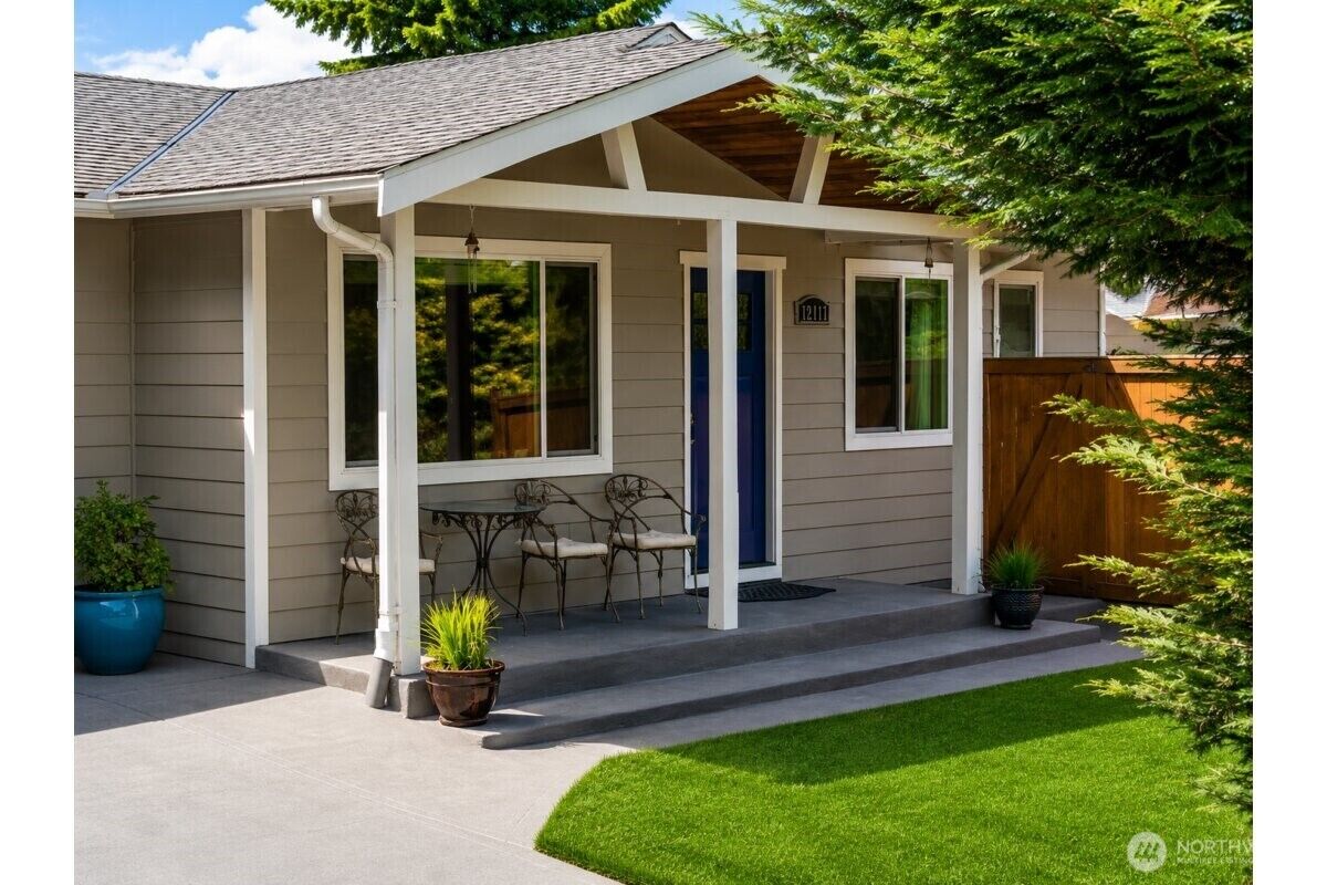 Property Photo:  12117  179th Avenue SE  WA 98059 