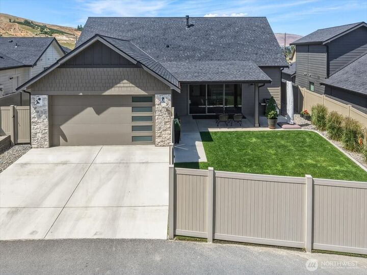 Property Photo:  913  Racine Springs Drive  WA 98801 