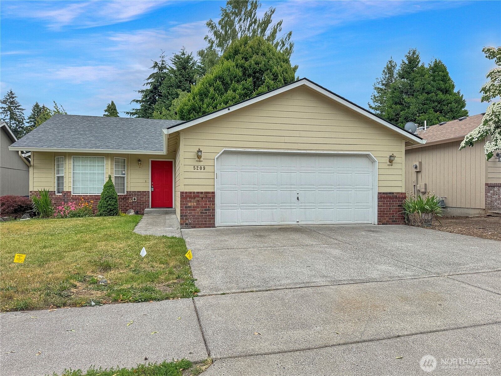 Property Photo:  5209 NE 25th Place  WA 98663 