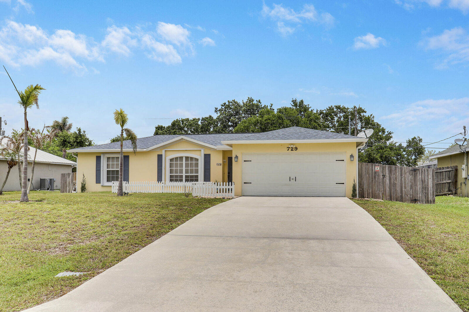 Property Photo: 729 SW Saragossa Avenue FL 34953