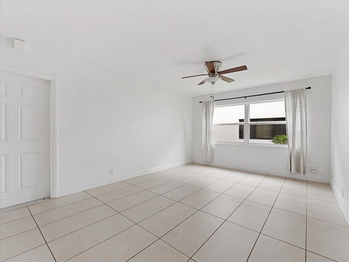 Property Photo: 241 SE 9th Avenue 104 FL 33060