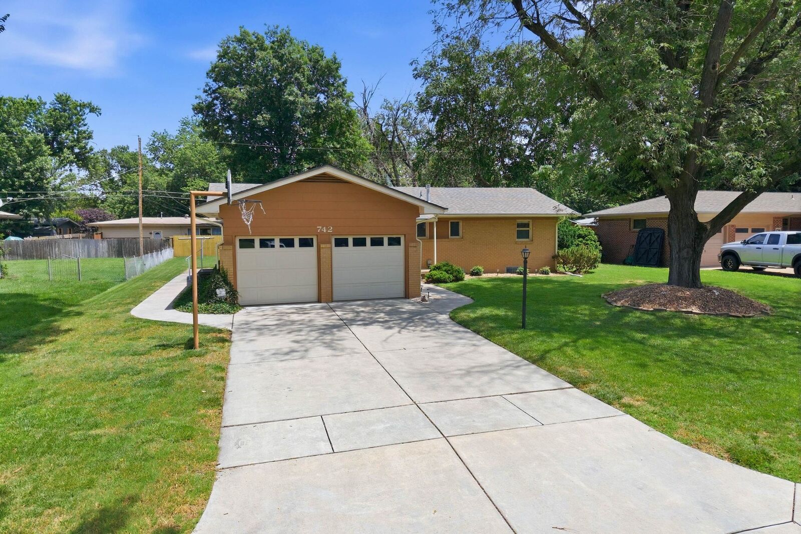 Property Photo: 742 N Valleyview Ln KS 67212