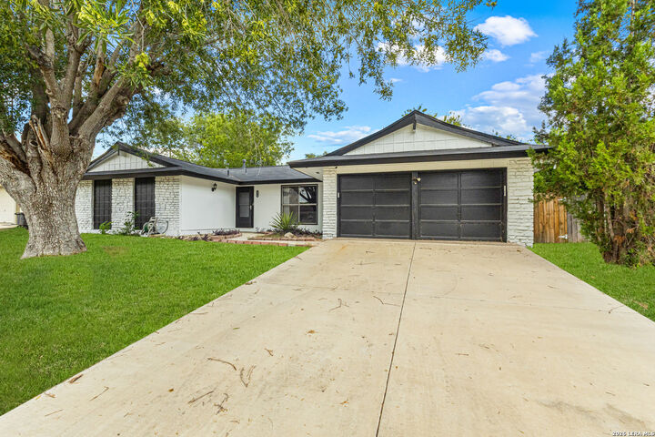 Property Photo:  330 Whitecliff Dr  TX 78227 