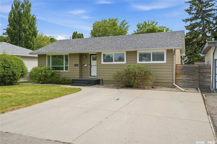 Property Photo:  1710 Drinkle Street  SK S7J 0P7 