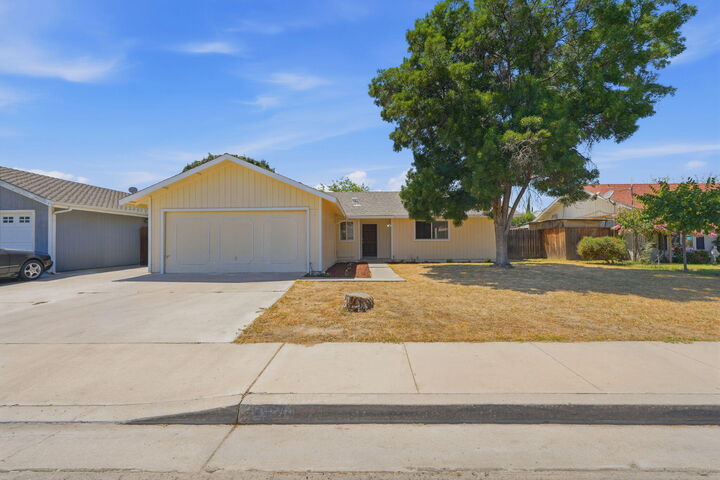Property Photo: 1061 Greenfield Drive CA 93257