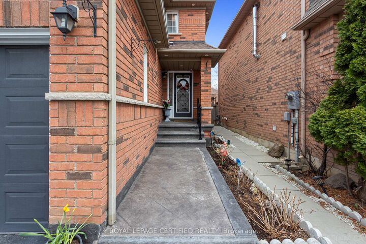 Property Photo: 3814 Ridgepoint Way ON L5N 7T7