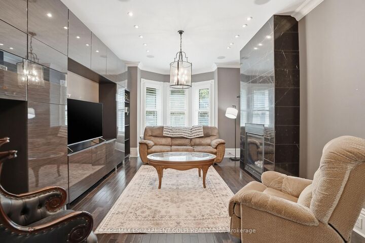 Property Photo:  86 Oak Street  ON N3T 2B3 
