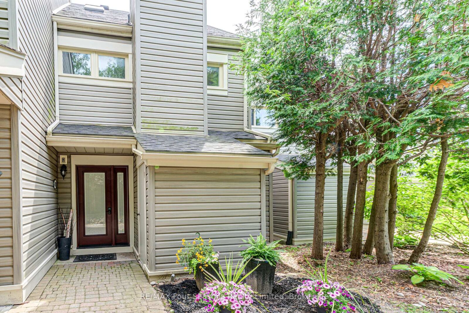 Property Photo: 471 Oxbow Crescent ON L9Y 5B4