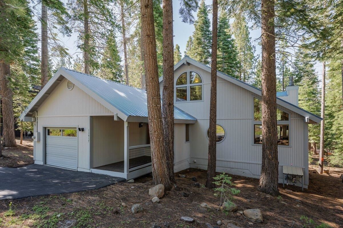 Property Photo: 11917 Sitzmark Way CA 96161