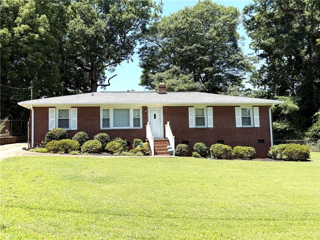 Property Photo: 13 Lynhurst Drive SC 29611