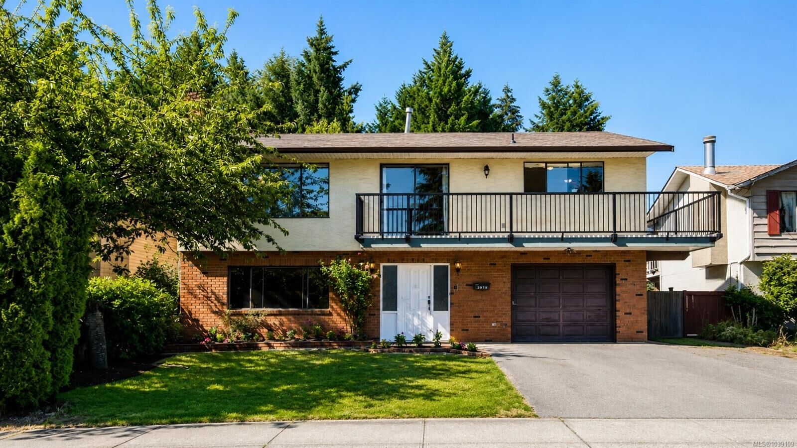 Property Photo: 3978 Uplands Dr BC V9T 4H1