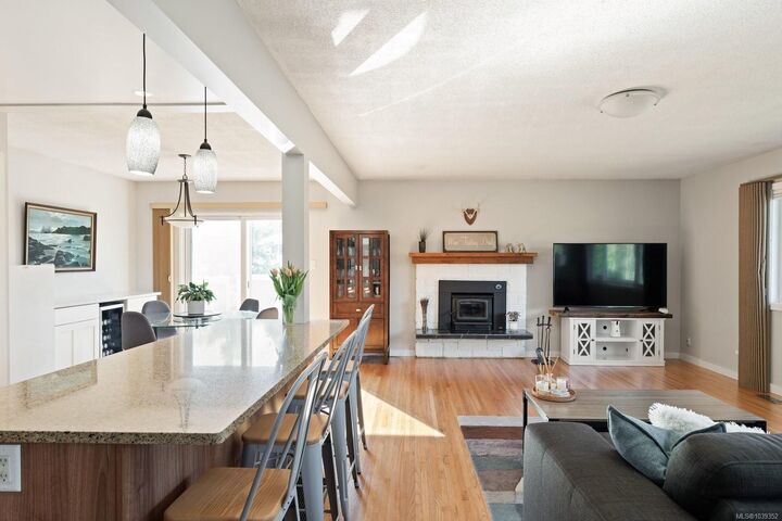 Property Photo:  4125 Douglas St  BC V8X 3Y4 