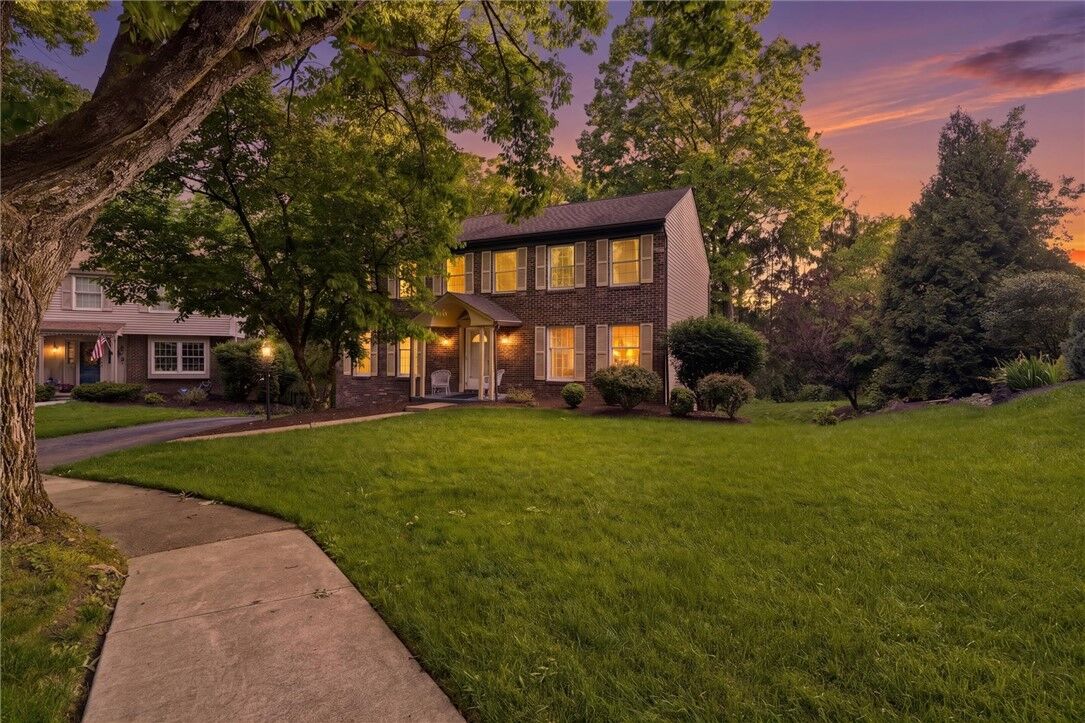 Property Photo:  864 Eisenhower Dr  PA 15228 