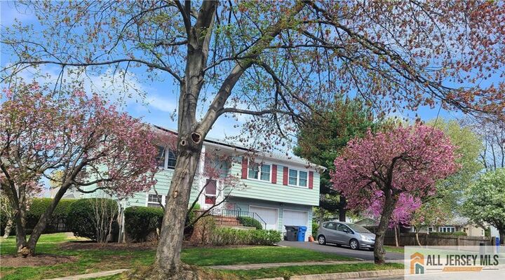 Property Photo:  8 Windy Hill Road  NJ 08840 